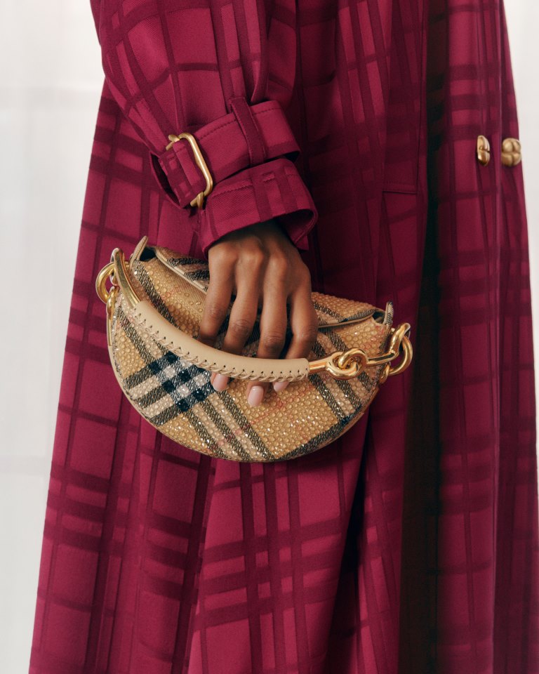  BURBERRY تطلق التشكيلة الحصرية المصغّرة شهر رمضان
