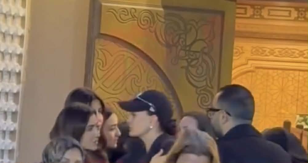 برغم خلافها مع المخرج محمد سامي غادة عبد الرازق تحضر عزاء والد مي عمر