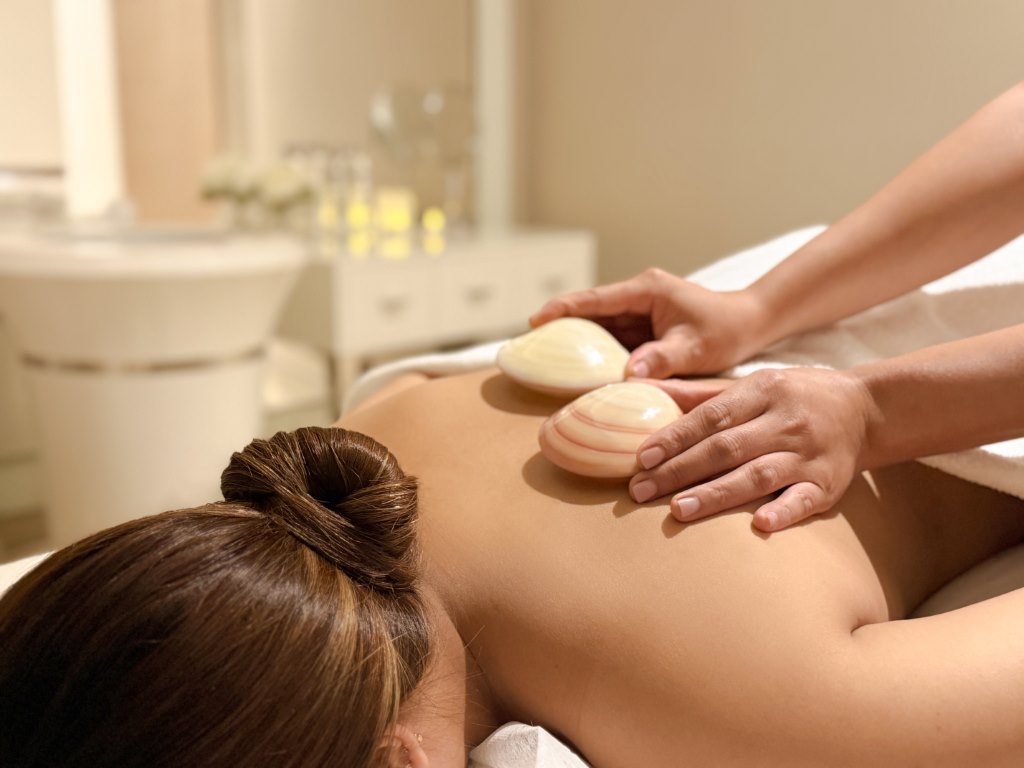 جلسة تدليك صحية ومتكاملة في Lava Shell Treatment PAUSE SPA