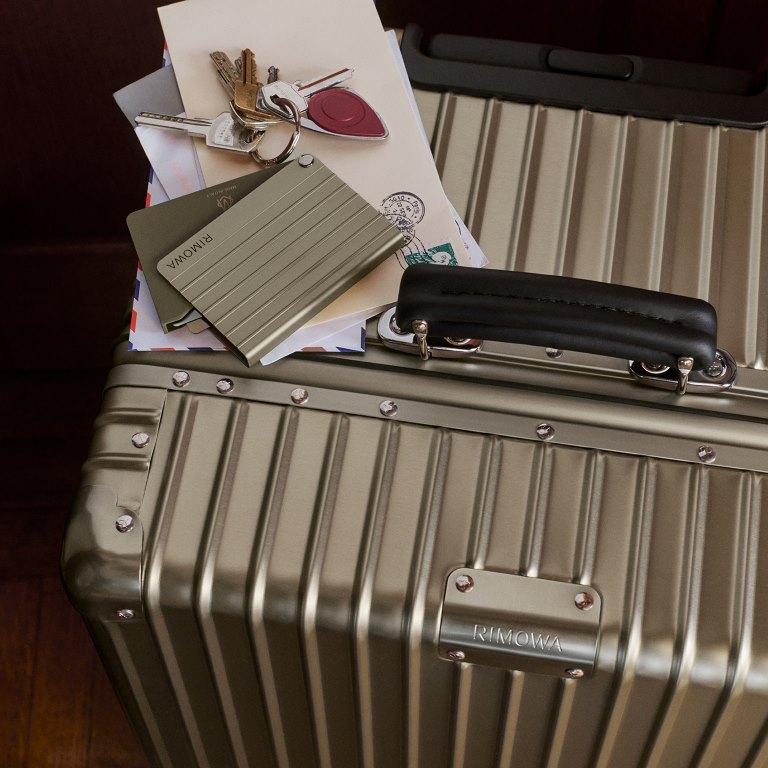 RIMOWA تضيف لمسة تيتانيوم مميزة على مجموعة CLASSIC