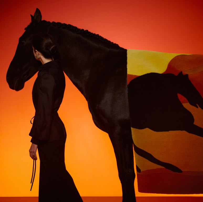 كارولينا هيريرا  تقدم ستاليون ليذر سيروكو بإصدار محدود 