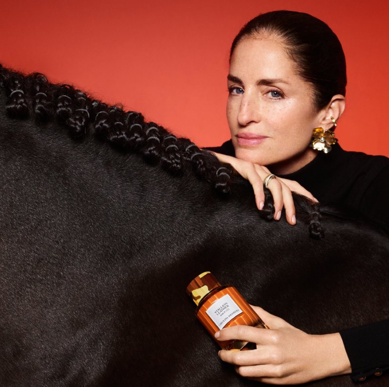 كارولينا هيريرا  تقدم ستاليون ليذر سيروكو بإصدار محدود 