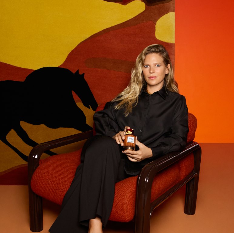 كارولينا هيريرا  تقدم ستاليون ليذر سيروكو بإصدار محدود 