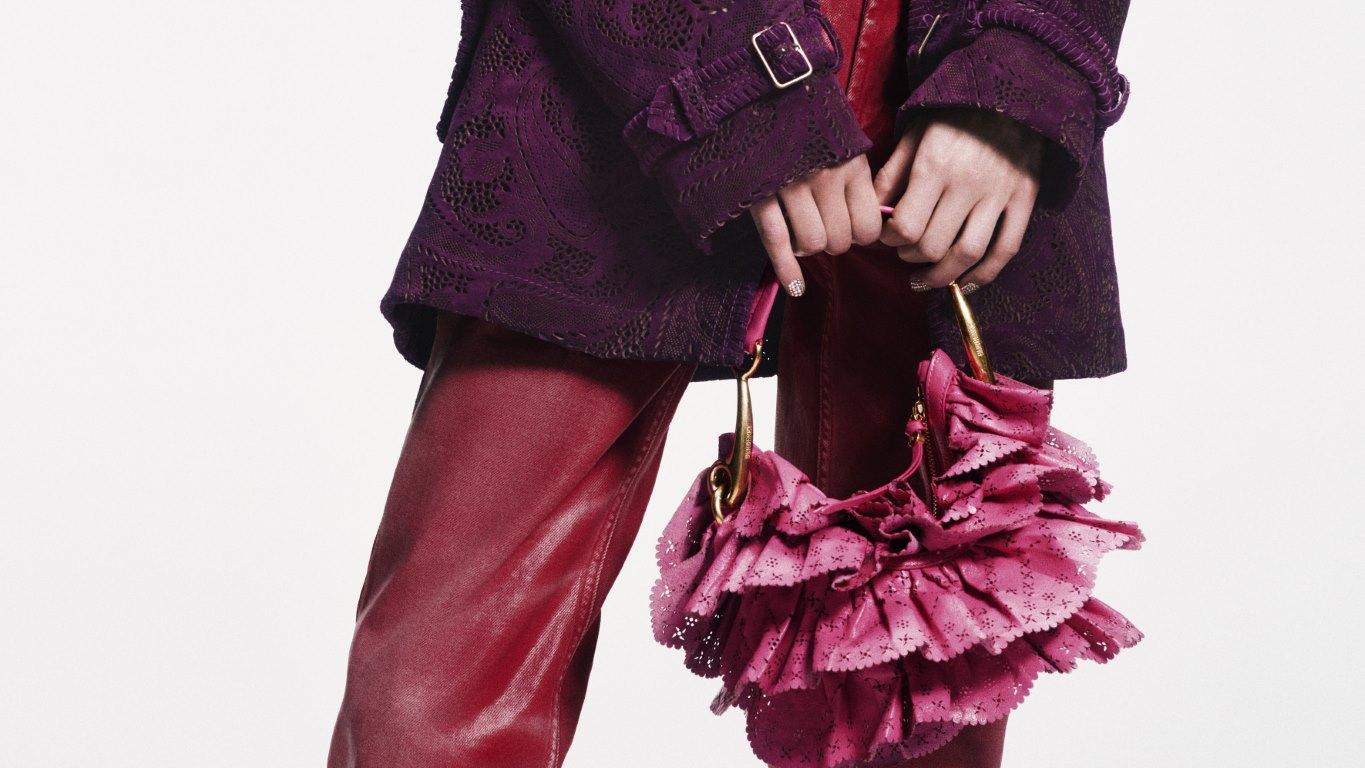 BURBERRY تطلق حملتها الجديدة لتشكيلة موسم صيف 2026