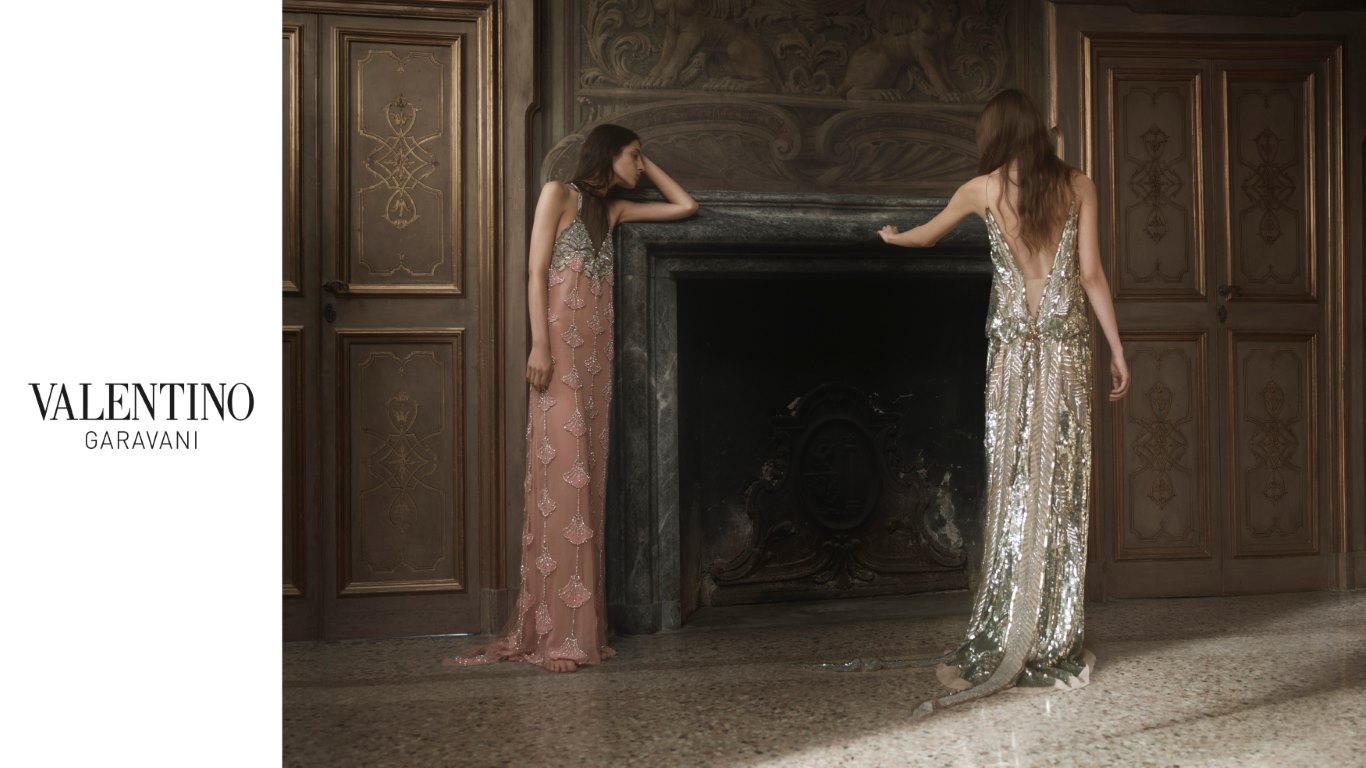 VALENTINO تعلن حملة فراشات النار FIREFLIES