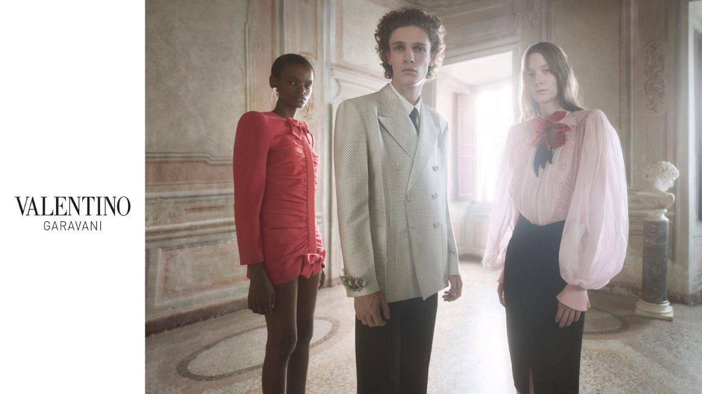 VALENTINO تعلن حملة فراشات النار FIREFLIES