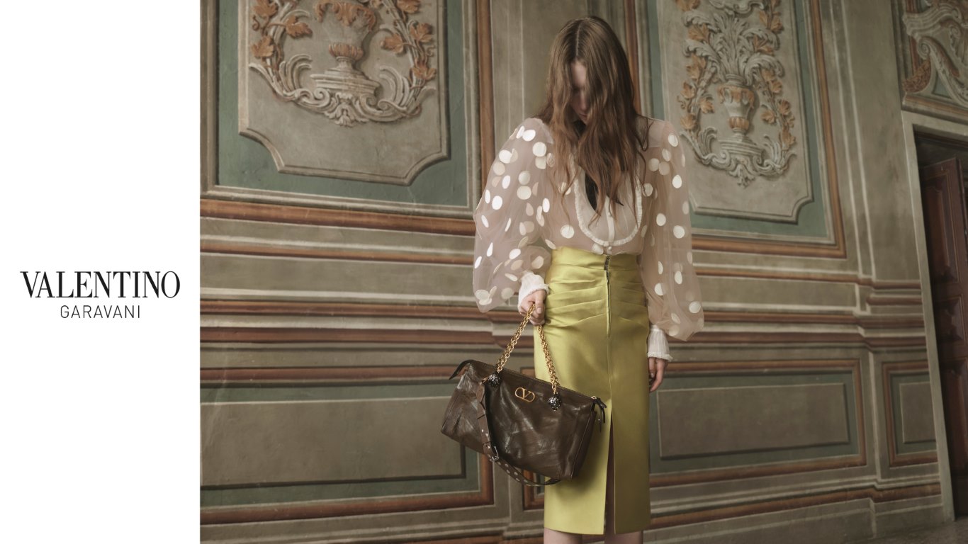 VALENTINO تعلن حملة فراشات النار FIREFLIES