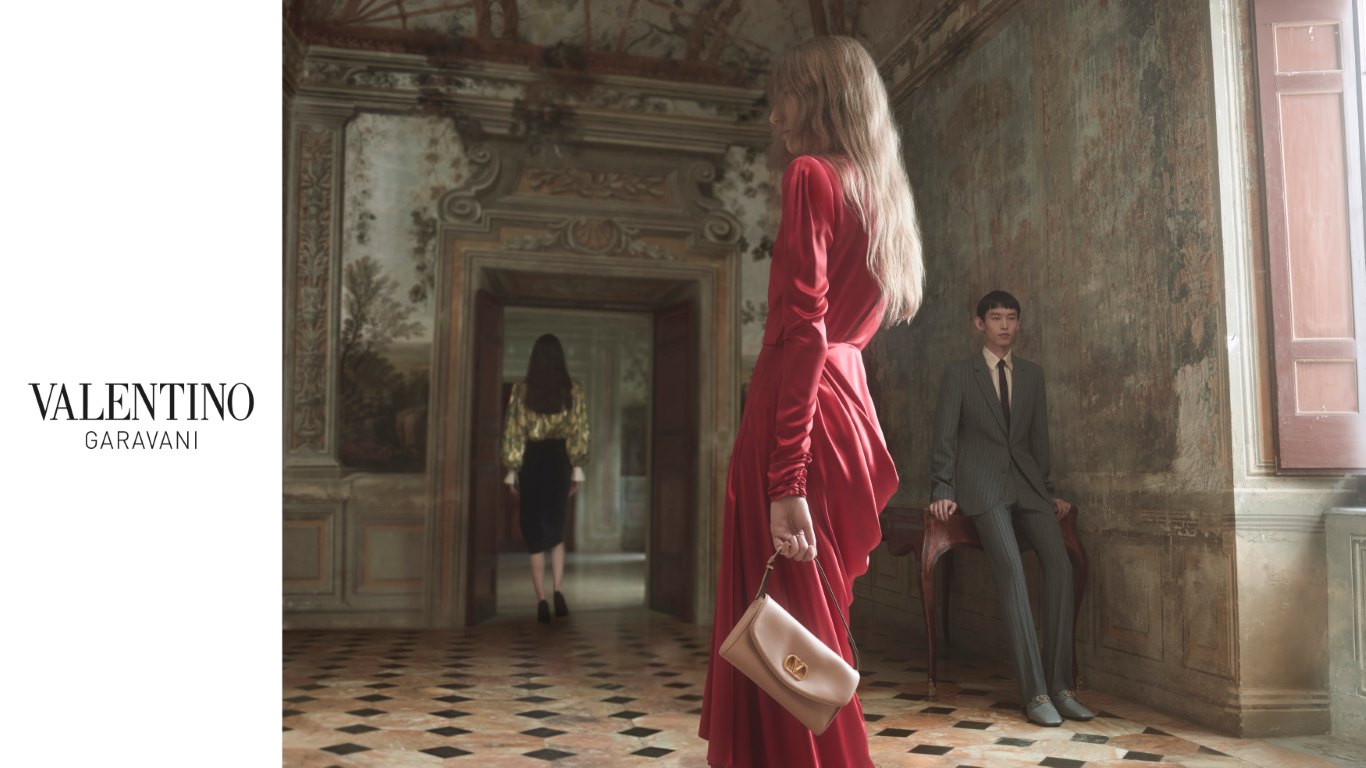 VALENTINO تعلن حملة فراشات النار FIREFLIES