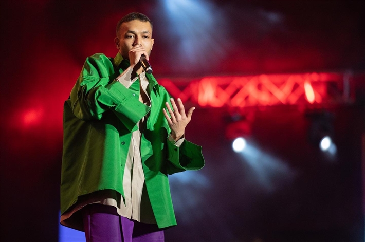 ويجز يعتمد إطلالة غريبة في أحدث حفلاته ويوضح حقيقة اعتزاله