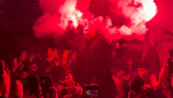 بالشماريخ محمولا على الأكتاف محمد إمام يحتفل بانتهاء تصوير مسلسل الكينج