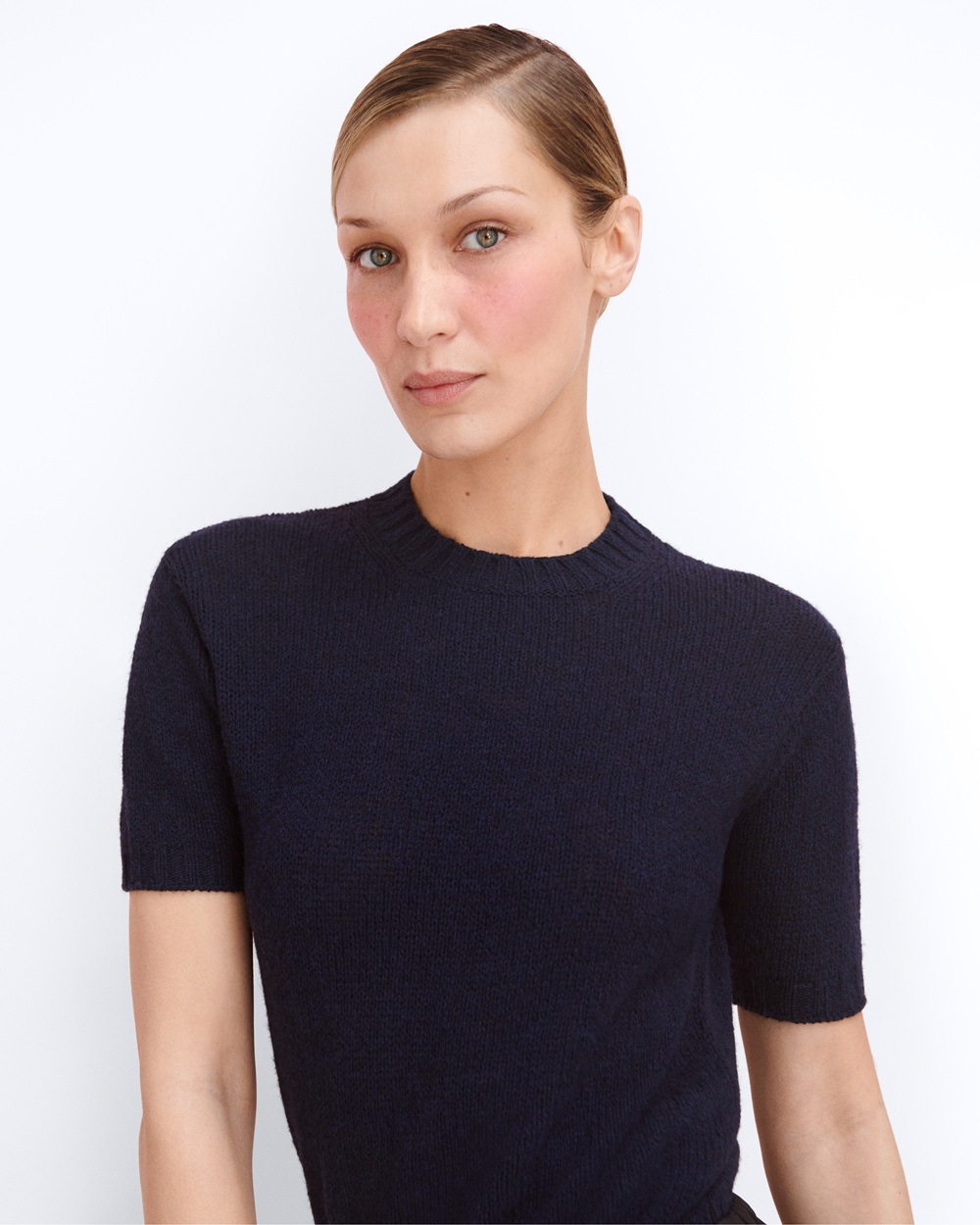 بيلا حديد وبرادا بيوتي: تحالف الجمال المعاصر والقوة الإنسانية