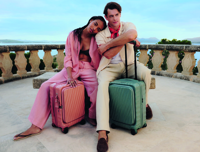 "هروب متوسطي": TUMI تكشف عن سحر مجموعة ربيع 2026