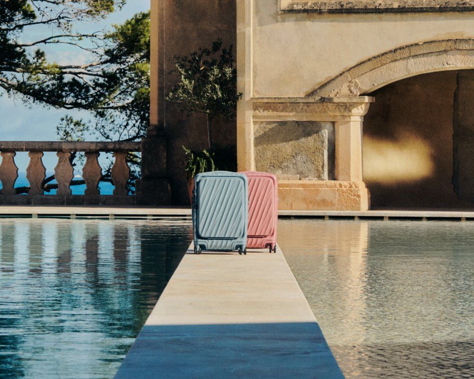 "هروب متوسطي": TUMI تكشف عن سحر مجموعة ربيع 2026