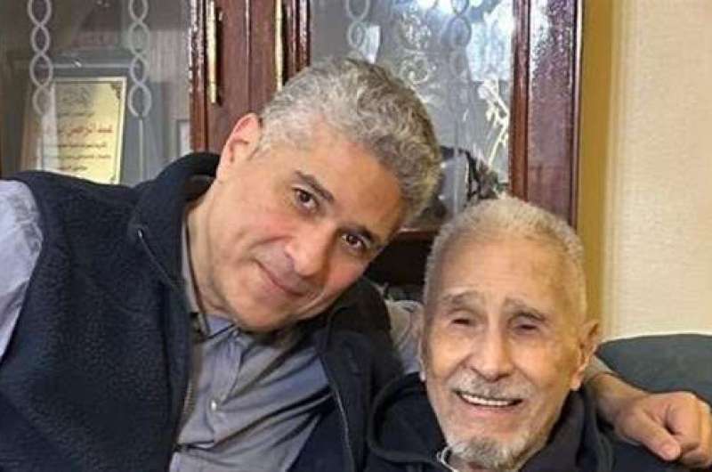 أحمد أبو زهرة يوضح تطورات حالة والده تشخيص الحالات الصحية ربما يفهم غلط الوالد لم يوضع علي جهاز تنفس صناعي