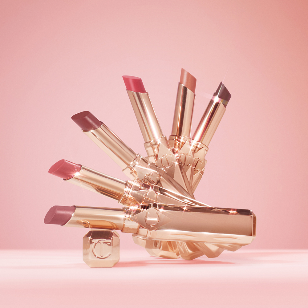 دبي مول يزهو بالوردي.. شارلوت تلبوري تطلق عالم Pillow Talk In Bloom الساحر