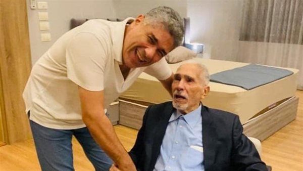 أحمد أبو زهرة يعترض على إجراءات المستشفى المتواجد بها والده علشان المستشفى مجاني بيتم معاملتنا بهذه الطريقة؟