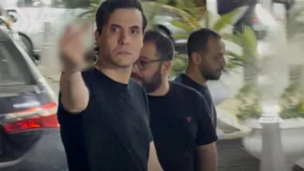 انسحاب الصحفيين والمصورين من عزاء والد ليلى الفاروق بسبب حركة أمير عيد الغير لائقة