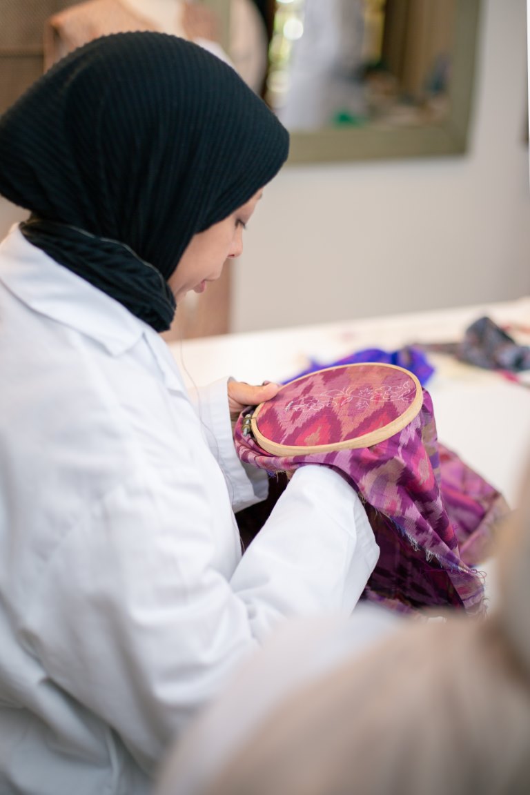 "أصول": فن الحِرفة يلتقي بالحشمة العصرية