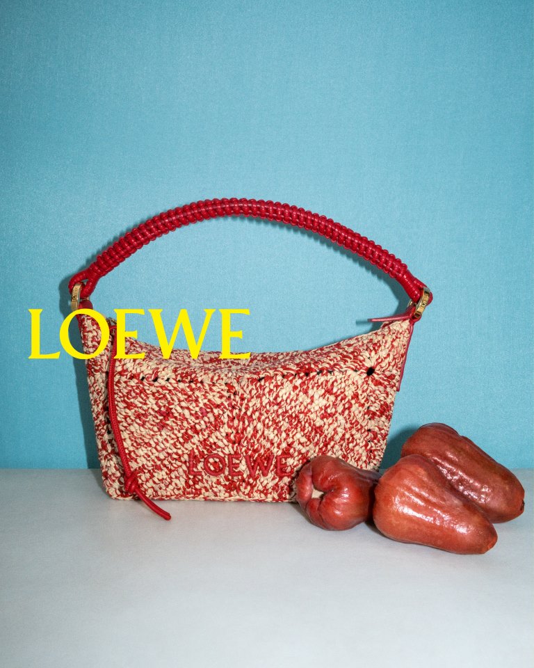 تصاميم LOEWE Paula’s Ibiza 2026 تجسيد للحرية والألوان