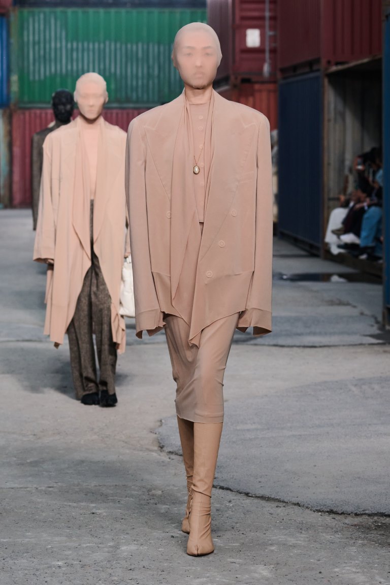 كشفت علامة Maison Margiela عن تشكيلتها الجديدة من خلال عرض أزياء مبتكر واستثنائي تقيمه العلامة للمرة الأولى في الصين، وذلك وسط أجواء حيوية لسوقٍ بطابعٍ باريسي مخصص للسلع المستعملة. وبعد ساعات الإغلاق، يعود السوق للحياة من موقعه المميز على أطراف المدينة، ليكشف عن عوالم متداخلة تتسم بالشغف والممارسات التقليدية، لتبدأ قطع التشكيلة الغريبة بالظهور على ساحة العرض بتصاميمٍ تمت إعادة توظيفها وصياغتها بأسلوبٍ جديد. وتضم المساحة دمى متحركة من الخزف، ومنسوجات مهترئة وفساتين بالية بأقمشة هشة يصعب ترميمها، وتصاميم على الطراز الإدواردي، وخزانة ملابس تعيد إحياء قطع الأزياء المستعملة، في صورةٍ تجسد جوهر دار Maison Margiela. تقيم الدار عرض الأزياء في شنغهاي، لتقدم مجموعة من التصاميم التي تجمع بين تشكيلة الملابس الجاهزة وتشكيلة Artisanal النابضة بالحرفية الفنية. كما تعرض العلامة بالإضافة إلى قطع الأزياء الراقية بإصدارات محدودة جداً، قطع أخرى تتاح في متاجر الدار في جميع أنحاء العالم، في أسلوبٍ يحاكي منهجية الدار في عرض تشكيلاتها خلال سنواتها التأسيسية، من خلال دمج تشكيلتي Artisanal والملابس الجاهزة معاً. وتحتفي محطات العرض بالرموز الأساسية لدار Maison Margiela، مثل القطع المبتكرة من أقمشة شفافة وخفيفة تشبه ملمس البشرة، وأحذية Bianchetto المطلية باللون الأبيض، فضلاً عن توظيف مواد غير تقليدية بطرق مبتكرة، ودمج الأقمشة المتنوعة معاً، وتركيب مواد متباينة، تتكامل جميعها مع مفهوم الأقنعة الذي يعكس الغموض. ويعلن عرض الأزياء هذا، وهو الأول للدار في الصين، عن بداية فعالية Maison Margiela/Folders، وهي سلسلة تمتد على مدار اثني عشر يوماً من المعارض والأنشطة في أربع مدن مختلفة، تحتفي بالعديد من رموز الدار التي تظهر في هذه التشكيلة، وهي معرض Artisanal في شنغهاي، ومعرض Anonymity في بكين، ومعرض Tabi في تشنغدو، وتجربة Bianchetto في شينزن. أبرز تفاصيل التشكيلة -تبرز في قطع التشكيلة تفاصيل الخزف، حيث تتألق التصاميم بلمساتٍ مبتكرة من الإبداع الصيني المميز، إذ يتجلّى تأثيره من خلال طبقات من قماش الأورجانزا المزينة بطبعات، التي تصل أحياناً إلى ثماني طبقات في الفستان الواحد. كما تزهو بعض القطع بتصميمٍ فريد، حيث يتم إبداعها من قطع الخزف المنفصلة التي تتشكل وفق شكل الجسم، لتتكسّر مجدداً وتُعالج وتُثبّت على فساتين Artisanal بأسلوبٍ فنيٍ مذهل. -تستعيد التشكيلة نماذج الخياطة الكلاسيكية بأسلوبٍ مبتكر يعكس جوهر الدار ونهجها الفريد، حيث تتألق المعاطف الرسمية بأطراف مقصوصة، أو تُغطّى بطبقة من الطلاء الأبيض المميز لدى الدار. أما السترات مزدوجة الصدر والمعاطف المطرية فيتم إبداعها مع طبقة ثانية من الجورسيه. وتستكمل التشكيلة نهجها الفريد من خلال دمج الجلد مع سترات التويد، والمخمل مع أساليب الخياطة المميزة. - تعيد التشكيلة ابتكار الفساتين القديمة والمهترئة، من خلال إلصاقها على قاعدة قماشية، ثم نزعها بعناية ليبقى أثر القطعة الأصلية مطبوعاً على فستان جديد. كما تُرمَّم المنسوجات القديمة والبالية عبر تطريزها يدوياً باستخدام الترتر، في نهجٍ فريد لمحاولة ترميم آثار الزمن وتحويلها إلى تحفة فنية. - تبرز في التشكيلة اللمسات المستمدة من العصر الإدواردي، مثل الياقات العالية والأكمام البارزة والمنتفخة، والقطع المزينة بتفاصيل من الدانتيل والأقمشة الطويلة. كما تضم التشكيلة فستان مصنوع من لوحة أصلية متآكلة بطول ستة أمتار تعود إلى الحقبة الإدواردية، دون المساس بقماشها الأصلي. كما تضم التشكيلة تصميماً فريداً، عبارة عن قالب لفستان إدواردي، حيث تظهر فيه طبعات المجوهرات والتفاصيل الفريدة للفستان الأصلي، ويمثل تجسيداً آخراً لنهج أثر القطعة الأصلية. - تتبنّى الدار طريقةً مبتكرة في إبداع بعض قطع التشكيلة، حيث تُغطّى بعض فساتين تشكيلة Artisanal بشمع العسل، في إشارة إلى استخداماته التاريخية الأولى في الصين لصناعة الشموع. كما تُعيد ابتكار فستان إدواردي أصيل من خلال ترميمه وتعديل مقاسه، ثم تغليفه بطبقات من شمع العسل لدمج طبقاته في بنية واحدة، إلى جانب المجوهرات التي تبدو وكأنها مغطاة بالشمع. - ترتقي قطع التشكيلة بتقنية الدرابيه إلى مستوياتٍ غير مسبوقة من الإبداع، من خلال ابتكار تصاميم بتشكيلات معقّدة يصعب تحديد بدايتها أو نهايتها. كما تُدمج أقمشة الأثاث الصلبة، وغير القابلة للثني، مع فساتين مُشكّلة مسبقاً، قبل أن يتم قصّها على نفس خطوط ثنيات الدرابيه. وفي إبداعاتٍ أخرى، يتم قص الفساتين ليبدو تصميمها كما لو أن الطبقة العليا من تنورة بطيات مزدوجة قد رُفعت بفعل الرياح وعلِقت في الهواء. - تزهو السترات المحبوكة بتصاميم فنية حيث يتم طلاء جانبها الأمامي بألوان الأحمر والأبيض والأسود، فيما تأتي بعض التصاميم بياقات على شكل V غير متناسقة عمداً، مع أكمام وياقات إدواردية توحي بمظهرٍ قديم ومهترئ. أما فساتين الصوف المُعالج بالحرارة، فتتألق بحواف خام وتُعالَج باستخدام البخار لتأخذ هيئة منحوتة مستوحاة من التصاميم الإدواردية. - تبرز في التشكيلة تقنية التجميع وتركيب المواد المتباينة في قطعةٍ واحدة، حيث تُلصق الفساتين المطبوعة مع قطع من البليسيه الداخلية، ثم تتزين بشقوق بعد تثبيتها لتكشف طبقاتها. أما السترات الرسمية القصيرة فتُدمج مع القمصان بطبقة من حرير مطبوع، ثم تُحرر لتترك فراغاً يوحي بشكل القطعة الأصلية. - تتكامل كل إطلالة بقناع من تشكيلة Artisanal، يرسّخ فكرة العرض البصري القائم على الغموض وإخفاء الهوية، في انسجامٍ تام مع الرمزية التي تميّز عروض الدار الفريدة. تشكيلة الأحذية والحقائب والمجوهرات - تطلق العلامة هذا الموسم مجموعتها الجديدة من الأحذية العالية، وفق لمسة فنية تكشف عن تفاصيل البطانة المصنوعة من الجلد. وتضمّ القطع إصدارات من الأحذية التي تصل حدّ الكاحل، وتتميز بمقدمة مقصوصة من الأمام عند منطقة الأصابع وشريط يحيط بالكاحل لتعزيز الثبات. أمّا الأحذية التي تصل إلى مستوى الركبة، فتتضمن فتحتين مقصوصتين عند قوس القدم. - يشهد هذا الموسم إطلاق حذاء Float الرجالي، والذي يبدو كما يوحي اسمه، كحذاء عائم فوق سطح الأرض، بفضل نعله الصغير جداً مقارنةً بهيكل الجزء العلوي. ويتوفر الحذاء بإصدارات جلدية فريدة تتنوع بين المطفي واللامع والمعتّق. - تضمّ التشكيلة حذاء Heel-less بكعبٍ مخفي يتألق بتوشيحات بيضاء تم طلاؤها بتقنية مبتكرة تعبّر عن بصمة العلامة، إلى جانب جزمة رعاة البقر بكعبٍ مخفي أيضاً. أما الصنادل ذات الكعب الشفاف، فتأتي مع أحزمة شفافة. ولا تخلو القطع من إضافات جديدة على أحذية Tabi المميزة بثلم يفصل بين الأصابع، بما في ذلك أحذية الباليرينا المصممة من قماش مريح يوحي بالشفافية، وأحذية البوت العالية بكعب مدبّب ومقدمة منحنية. - تأتي حقيبة Link الجديدة بهيكل انسيابي فائق النعومة ومشبك إغلاق يستقر عند الواجهة الأمامية للقطعة، بينما تكتسي حلقات السلسلة المعدنية بغلاف من خامة الحقيبة نفسها، يتنوع بين المخمل والجلد والقماش اللامع بتأثيرات تشبه المرآة المتكسرة. - تتزيّن حقيبة Box بملصقات تحاكي النجوم، في انسجام مذهل مع الفستان الذي يظهر في الإطلالة رقم 23 من العرض، والمدرج ضمن الفئة الإبداعية Artisanal. كما تزهو الحقيبة بحواف تحاكي الخزف، تم تصميمها بإلهام من الإطلالة رقم 8 من الفئة الإبداعية ذاتها. - تعيد حقيبة 5AC صياغة الأنماط الزخرفية للتشكيلة، حيث تنتشر نقشاتها الفريدة على قاعدة مشغولة بتقنية القصّ بالليزر. أمّا الهيكل الخارجي، فيواصل اكتساب مظهر جمالي متآكل مع مرور الوقت، بينما يستوحي المقبض خطوطه من الشرائط التي تحيط بمضارب التنس القديمة. - تكشف حقائب Glam Slam عن أساليب معالجة وصقل دقيقة تمنحها مظهراً أقرب إلى الأرائك الجلدية العتيقة أو المرايا المتكسرة. - تبدو تشكيلة المجوهرات وكأنها كنوز مستكشفة في أسواق السلع المستعملة، إذ تتميز بسطوح مغطاة بالشمع لتعزّز من القيم الجمالية العتيقة للتصاميم. بينما توحي قطع أخرى ببلورات الكريستال الخاصة بالثريات. أمّا مجموعات القلادات والأساور ذات الوصلات المعدنية، فتأتي في هياكل مكسوّة بالجلد والخامات التي تشبه المرايا المتكسرة، على غرار مقبض حقيبة Link الجديدة.