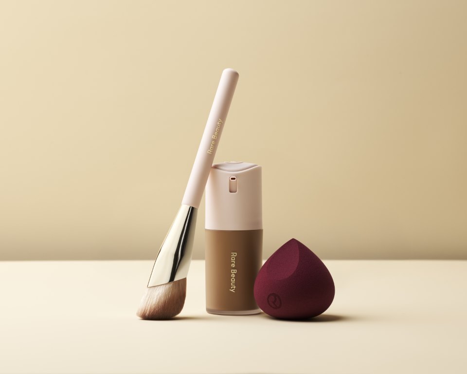جمالك الحقيقي بلمسة مطفية مع أساس Rare Beauty الجديد