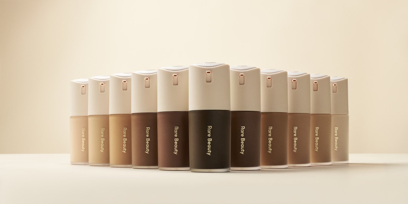 جمالك الحقيقي بلمسة مطفية مع أساس Rare Beauty الجديد