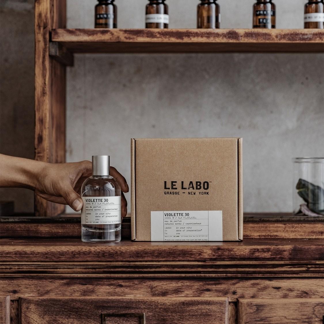 رحلة إلى العصر الفيكتوري مع عطر VIOLETTE 30 الأسر