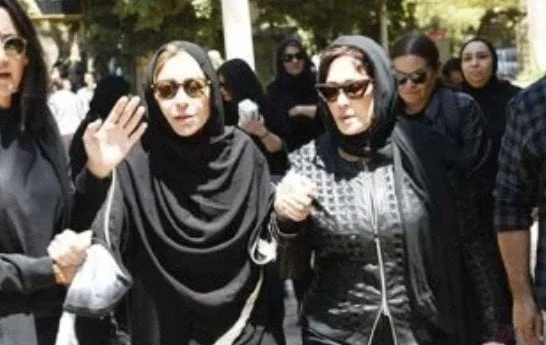 بناءً على رغبة العائلة منع تصوير عزاء والد منة شلبي بعد التجاوزات في مراسم الجنازة