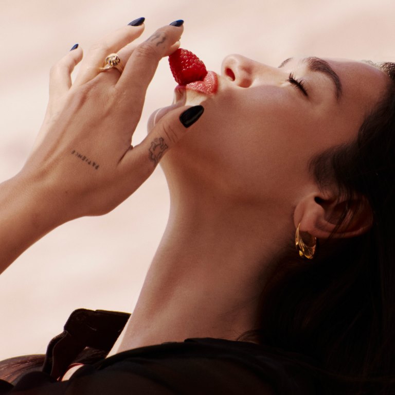 إصدار جديد يفيض بالأنوثة: "ليبر بيري كراش" ينضم لعائلة إيف سان لوران