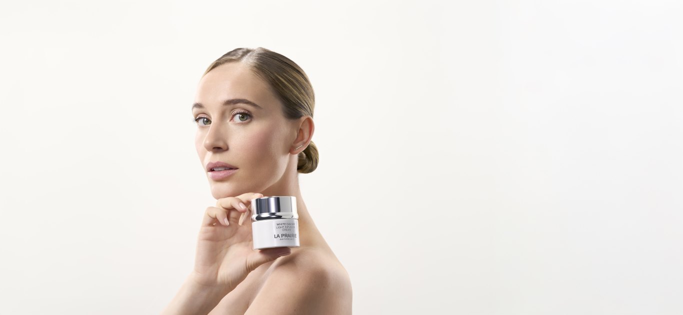 سيروم White Caviar الجديد من La Prairie تستهدف هذه المجموعة الريادية لتفتيح البقع الداكنة البشرة وشدّها وتفاوت لون البشرة، كاشفةً عن تطوّرات علمية مبهرة. وبفضل المركب الخلوي الحصري™ من La Prairie، والكافيار، والتياميدول في مستحضرات مختارة، تعيد المجموعة تعريف فنّ تفتيح البشرة. علامة مؤتمنة على صحّة البشرة افتتحت عيادة La Prairie أبوابها للمرة الأولى عام 1931، حيث جمعت بين العلوم الريادية وتجديد الشباب وطول العمر، تحت القيادة العلمية للدكتور بول نيهانس. وبعد سنوات من البحوث، طوّر علاجًا خلويًا غير مسبوق، لم يكن متاحًا إلّا لنخبة محدودة في أحضان العيادة الهادئة. وقد آمن بأنّ تجديد الشباب لا يقتصر على إضافة سنوات إلى العمر، بل على إضفاء الحياة على السنوات. واستكمالًا لإرث الدكتور نيهانس، طوّر علماء La Prairie المركب الخلوي الحصري™ لحماية الخلايا من العوامل الخارجية المُجهدة، وتنشيط عمليات الإصلاح والتجدّد الطبيعية في البشرة، بما يعزّز قدرتها على المقاومة. وبفضل هذه العلوم الحصرية وغيرها من الابتكارات، طُوّرت مجموعة White Caviar لتكون خبيرة في تفتيح البشرة وشدّها. العلم وراء مجموعة WHITE CAVIAR ومن خلال دفع حدود العناية المخصّصة لتفتيح البشرة إلى آفاق أبعد، تكشف مجموعة White Caviar عن بشرة أكثر إشراقةً وشبابًا. وتجمع La Prairie بين المركب الخلوي الحصري™ والكافيار وجُزيئات التفتيح المتطوّرة مثل التياميدول، لتعزيز إشراقة البشرة في طبقاتها المختلفة والكشف عن سحنة أكثر نضارةً وتوهّجًا. أولًا، تستهدف مجموعة White Caviar تجدّد الخلايا بفضل مركّب La Prairie الخلوي الحصري™. فالتقدّم الداخلي في السنّ، والعوامل البيئية الضارّة، والإجهاد التأكسدي تُضعف وظيفة الخلايا، ما يحدّ من قدرة البشرة على تجديد نفسها وحمايتها. ويمنح هذا المركّب الفريد البشرة عناصر غذائية أساسية تدعم تجدّد الخلايا وتعزّز مقاومتها. ويُعدّ هذا المركّب سرّ La Prairie الدّفين، إذ حصل على براءة اختراعه الأولى عام 1998، وتتطلّب عملية ابتكاره ثلاثة مختبرات. ثانيًا، تُركّز المجموعة على بُنية البشرة بفضل خلاصة الكافيار. فمع التقدّم في السنّ، تضعف البنية الداخلية للبشرة، ما يحدّ من قدرتها على عكس الضوء. وتساعد خلاصة الكافيار على استعادة التماسك والمرونة في صميم بُنية البشرة، بما يسمح بانعكاس الضوء بصورة أفضل، لتبدو البشرة مشدودة وممتلئة أكثر. أخيرًا، تساعد جُزيئات التفتيح الفعّالة، بما فيها التياميدول، المعروف بأنّه أكثر مثبّطات التيروزيناز البشري فعاليةً، على الحدّ من فرط إنتاج الميلانين الناتج عن التعرّض للأشعة فوق البنفسجية والشيخوخة الضوئية. ومن خلال استهداف السبب الجذري لتكوّن البقع الداكنة، يعمل التياميدول على التخفيف بشكلٍ واضح من البقع الداكنة المستعصية. يبدأ روتين مجموعة White Caviar مستحضر Light Infusion Essence، يليه سيروم العيون الجديد Light Infusion Eye Serum، ثمّ سيروم Pearl Infusion، وكريم Light Infusion Cream، وأخيرًا كريم الوقاية من الأشعة البنفسجية خلال النهار. WHITE CAVIAR LIGHT INFUSION CREAM يُحدث أوّل سيروم تفتيح بقوام الكريم من La Prairie تحوّلًا دقيقًا في لون البشرة، ليكشف عن بشرة مُشرقة ونضرة. ويدعم هذا المستحضر تنظيم تكوّن البقع الداكنة من جذورها، فيما يعمل على شدّ البشرة من الداخل. وصُمّم هذا المستحضر لتفتيح البشرة، إذ تستهدف مكوّناته لون البشرة وبُنيتها، مع دعم عمليات التجدّد الطبيعية للكشف عن إشراقة متعدّدة الأبعاد. كما تعمل تركيبته المتطوّرة على تحويل 7 أبعاد من الإشراقة، إلى جانب تعزيز تماسك البشرة. يضمّ الكريم الركائز البيولوجية الثلاث التي تُكوّن مجموعة White Caviar، إلى جانب النياسيناميد. ويتميّز هذا الكريم الذي يحفظ الإشراقة بقوام خفيف وحريري يتغلغل داخل البشرة. ويعمل كريم الوجه هذا، المصمّم لتفتيح البشرة وشدّها، على تنعيم البشرة الخشنة وتلطيف ملمسها بشكل واضح خلال 15 دقيقة². ومن خلال تحسين انعكاس الضوء على البشرة فورًا، يعزّز الكريم إشراقتها ويحسّن تماسكها تدريجيًا، ويمدّها برائحة ناعمة. WHITE CAVIAR PEARL INFUSION يُعدّ Pearl Infusion أوّل سيروم تفتيح بقوام اللؤلؤ من La Prairie، إذ يعمل على ضبط تفاوت لون البشرة على اختلاف أنواعه، بما يشمل البهتان الرمادي والبقع الداكنة والاحمرار والاصفرار، مع تعزيز تماسك البشرة. ويشمل مركّب La Prairie الخلوي الحصري™ والكافيار وجُزيئات التفتيح، ممّا يُساهم في استهداف السبب الجذري لتكوُّن البقع الداكنة، والحدّ من تفاوت اللون، وتحفيز بُنية أكثر شبابًا للبشرة. وتشمل هذه الجزيئات مُثبّطات التيروزيناز، وهو الإنزيم المسؤول عن إنتاج الميلانين، بما يساعد على تنظيم فرط إنتاج الميلانين على المستوى الخلوي، والتحكّم بمختلف أنواع البهتان. يكشف هذا السيروم عن تركيبة جلّ خفيفة بقوام لؤلؤي، برائحة الأزهار البيضاء، وقد طُوّر خصيصًا لتعزيز نعومة البشرة وإشراقتها وتماسكها مع مرور الوقت. ويعمل فورًا على تحسين انعكاس الضوء وتنعيم سطح البشرة، مع شدّ مظهر المسام، فيما يحدّ من بهتان البشرة بشكلٍ ملحوظ ويخُفّف مختلف أنواع فرط التصبّغ، بما يشمل البهتان الرمادي² والاحمرار¹ والاصفرار¹ والبقع الداكنة في غضون أسبوعَين. WHITE CAVIAR LIGHT INFUSION ESSENCE يدعم هذا المستحضر المُضيء بقوام اللوشن من La Prairie تصحيح البهتان من داخل البشرة، فيما يُلطّف سطحها ويُعيد إليها الامتلاء. وقد صُمّم بالاستناد إلى الركائز البيولوجية لمجموعة White Caviar، ليُحفّز بُنية بشرة أكثر شبابًا. يُشكّل WHITE CAVIAR LIGHT INFUSION ESSENCE الخطوة الأولى في روتين White Caviar، إذ يُهيّئ البشرة ويوقظ طبقاتها لتعزيز فعالية الروتين. ويتميّز هذا المستحضر السائل وخفيف القوام بنفحات زهرية ناعمة ومنعشة، وتمتصّه البشرة فورًا ليمنحها إشراقة ندية ولمسة نهائية جافة. كما يؤمّن دفعة فورية من الترطيب تُعيد إلى البشرة ليونتها¹، ويُعزّز إشراقتها وانعكاس الضوء الطبيعي عليها منذ الاستخدام الأول². ويُساهم أيضًا في تنعيم مظهر الخطوط الرفيعة فورًا¹، مع تحسين مرونة البشرة وتماسكها تدريجيًا مع مرور الوقت. سيروم العيون WHITE CAVIAR LIGHT INFUSION تُطلق La Prairie أحدث ابتكاراتها ضمن المجموعة، ألا وهو سيروم العيون White Caviar Light Infusion. ويتميّز هذا السيروم بخصائصه المضيئة والمخفّفة للانتفاخ، من خلال مقاربة متعدّدة الأبعاد صُمّمت بدقّة لتستهدف مختلف أنواع الهالات الداكنة، من الهالات المائلة إلى الزُرقة، إلى الداكنة أو الغائرة. ويعتمد نظام تفتيح منطقة العينَين على المركّب الخلوي الحصري™، ومغذّيات الكافيار الدقيقة، وجُزيئات التفتيح، ليُعزّز التخلّص من التصبّغات، ويحدّ من فرط إنتاج الميلانين على مستوى الخلايا، ويُعيد بناء ألياف الكولاجين. وبذلك، يدعم التخفيف من فرط التصبّغ ويُحفّز بُنية بشرة أكثر شبابًا في منطقة العينَين. تنعكس فترات التعب والإجهاد النفسي وقلّة النوم وتسارع وتيرة الحياة بشكلٍ ملحوظ على منطقة محيط العينَين الرقيقة. وإلى جانب نمط الحياة، قد تُخلّ العوامل البيولوجية، مثل فرط إنتاج الميلانين وعملية التقدّم الطبيعي في السنّ، بقدرة البشرة على التخلّص من الفضلات الخلوية والتصبّغات الزائدة. بالتالي، تتباطأ الدورة الدموية الدقيقة، ويتراجع النشاط الخلوي، فتغدو منطقة محيط العين أكثر عرضة لعلامات الخلل الظاهرة. ويؤدّي هذا التسلسل إلى ظهور الأنواع الثلاثة الرئيسية من الهالات الداكنة: الهالات الوعائية، باللون الأزرق أو البنفسجي، والهالات الصبغية الداكنة، والهالات البنيوية الغائرة أو المجوّفة. يتميّز سيروم العيون بتركيبة زيتية مائية، تغمر البشرة بنعومة مُريحة وكأنّها ماء ينساب عليها. وقد صُمّمت هذه التركيبة الخالية من العطر لتناسب البشرة الرقيقة حول العينَين، وتمتاز بسرعة الامتصاص وإمكانية تطبيقها مع باقي المستحضرات بسهولة. وإلى جانب تصحيح الهالات الداكنة، يعمل هذا السيروم المضيء على تخفيف الانتفاخ وتصحيح تفاوت اللون، والنتيجة فتح مظهر العينَين خلال 15 دقيقة فقط، وبفضل نتائجه الفورية، تُساعد تركيبته المقاومة للهالات الداكنة على إبراز اتّساع العينَين من 74° إلى 81° بعد تطبيق واحد، ممّا يمنح العيون مظهرًا أكثر تيقّظًا. كما يُخفّف مظهر الانتفاخات تحت العينَين لإطلالة منتعشة²، ويعزّز فورًا كثافة انعكاس الضوء.
