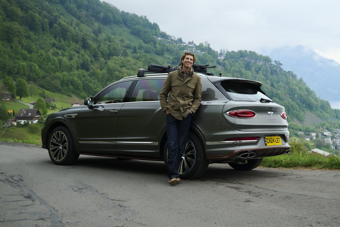 كشفت Bentley Motors اليوم عن سيارة Bentayga EWB Chalet Edition التي تم إنتاجها بالتعاون بين Mulliner، قسم التخصيص والتصميم حسب الطلب التابع لشركة Bentley وGstaad Guy، الشخصية الشهيرة على وسائل التواصل الاجتماعي.

وتم تصميم سيارة Bentayga EWB Chalet Edition من خلال شراكة وثيقة جمعت بين دقة التصنيع الاستثنائية التي يمتاز بها قسم Mulliner والرؤية الجمالية الفريدة لشخصية Gstaad Guy على وسائل التواصل الاجتماعي، في أول تعاون من نوعه مع العلامة التجارية لإنتاج مجموعة مخصصة بعدد محدود من سيارة Bentayga EWB Chalet Edition المثالية للتجارب الفاخرة على جبال الألب. وتعتمد السيارة على مجموعة مختارة بعناية من المواد والألوان التي تعكس أجواء الحياة الراقية في المنتجعات الجبلية بأسلوب أنيق، وهي البيئة التي استوحت منها الشخصية هويتها.

وحققت شخصية Gstaad Guy حضوراً واسعاً على مستوى العالم بفضل أسلوبها الساخر والذكي في تناول حياة الأثرياء والذي يجمع بين الفكاهة الذكية والتقدير للفخامة الهادئة والتجارب الاستثنائية وفن العيش بأسلوب راقٍ. ويجسد تصميم سيارة Chalet Edition من طراز Bentayga EWB Azure هذه الرؤية بأسلوب يعكس التركيز على الراحة الشاملة والرفاهية المدروسة والتفاصيل الراقية التي تميز أسلوب الحياة الفاخر في جبال الألب.

عناية استثنائية بأدق التفاصيل

جُهزت المقصورة المستوحاة من الشاليهات في سيارة Bentayga EWB Chalet Edition الجديدة بأربعة مقاعد مريحة تم تصميمها لتقليل الشعور بالتعب لدى السائق والركاب، إلى جانب الكونسول المركزي الخلفي الذي يوفر أعلى مستويات الراحة خلال الرحلة.

وتوفر الألوان الهادئة والمتناسقة والمواد الطبيعية واللمسات الأنيقة والإضاءة أجواء فاخرة في جميع أنحاء المقصورة. كما يتناغم جلد "سادل" الفاخر مع التفاصيل الدقيقة بقماش "تويد" والأسطح المبطنة بتصميم diamond وخشب Liquid Amber مفتوح المسام ليعكس دفء الشاليهات الفاخرة في جبال الألب وأناقتها. وتضفي لمسات Fireglow مزيداً من العمق والأناقة على المقصورة، بينما ينسجم نظام Naim for Bentley الصوتي فائق الأداء، مع شبكة المكبرات الصوتية بلون "سادل"، بسلاسة مع تصميم المقصورة الأنيق.

وتتألق المقصورة بشعار Gstaad Guy، إلى جانب رسم فريد للشاليه على الألواح الجانبية الأمامية تم تنفيذه بأسلوب هادئ وأنيق عبر نقوش دقيقة بتقنية الليزر وشعارات على قماش المقاعد وألواح الواجهة الأمامية. وتأتي مساند الرأس والوسائد مزينة بتطريزات مستوحاة من زهرة جبال الألب المفضلة لدى Gstaad Guy، باللونين الأحمر والأخضر، والتي تُعد رمزاً للتراث السويسري والقيم العائلية الراسخة. وتكتمل التجربة بمصابيح الإضاءة الترحيبية المتحركة التي تعزز الشعور بالألفة وكأن الركاب يصلون إلى منزلهم.

وقال Gstaad Guy: "عندما أروي قصصي من خلال شخصية Gstaad Guy، أتخيل شخصاً حقيقياً من مدينة "غشتاد" يتوقع الأفضل في كل ما يفعله ويختاره. كما أتخيله شخصاً يبحث عن أفضل التجارب وأرقى المنازل ووسائل التنقل، مع التركيز على قيم مدينة "غشتاد" التي تتمثل في الأجواء الودية اللطيفة والمميزة في الجو والبحر والبر. وبما أن سيارة Mulliner Bentley Bentayga تمثل الخيار المثالي لهذا الرجل من مدينة "غشتاد"، فقد كانت الخيار الوحيد بالنسبة لـ Gstaad Guy، ومن هنا وُلدت فكرة سيارة Chalet Bentayga".

وقال هوغو آر تشيزليت، كبير المصممين في Bentley Mulliner: "قدم Gstaad Guy رؤية متكاملة للهدف الذي يريد تحقيقه من خلال سيارة Chalet Edition، ما أتاح لنا استكشاف المواد والأقمشة واللمسات المصممة حسب الطلب لتصميم هذه السيارة بأسلوب أنيق يتناغم مع شخصية العميل المميز، مع الحفاظ على السمات التي تمتاز بها سيارات Bentley. وتعكس سيارة Chalet Edition اهتمامنا بدقة التصنيع والمواد والأجواء أكثر من التركيز على المظاهر الملفتة، إذ تجسد الألوان والمواد واللمسات الثقة والهدوء والفهم الكامل لمعنى الفخامة التي لا تحتاج إلى المبالغة لإثبات حضورها".

تصميمٌ خارجي يجسد الأناقة الهادئة

يتميز الهيكل الخارجي بطلاء مخصص باللون الرمادي الفاتح "تيودور" تم تنفيذه يدوياً على مدار 60 ساعة تقريباً، ما يعكس سعي Gstaad Guy الدائم إلى المثالية، وهي السمة التي تميز سيارة Bentayga EWB Chalet Edition في مختلف تفاصيلها. كما تضفي مواصفات Styling باللون البرونزي مع الخطوط الدقيقة بلون Fireglow على الحواف السفلية مزيداً من العمق والأناقة من دون التأثير على الطابع الهادئ للهيكل الخارجي الذي يتألق بشعار Chalet Edition على الجوانب الأمامية وألواح العتبات المخصصة.

وللعملاء الذين يرغبون في تعزيز هذه التجربة، تتوفر سيارة Chalet Edition بخيارات تخصيص تشمل أغطية صندوق الأمتعة المصممة خصيصاً من جلد "سادل" مع حواف بلون Fireglow وتطريزات مستوحاة من جبال الألب، ما يجعلها السيارة المثالية للرحلات سواء كانت الوجهة منحدرات التزلج أو الشواطئ الساحلية.