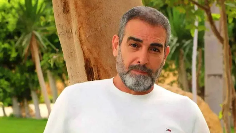 أحمد عبد العزيز يكشف حقيقة تطورات حالته الصحية بعد انتشار الأخبار حول تدهورها إثر عملية جراحية