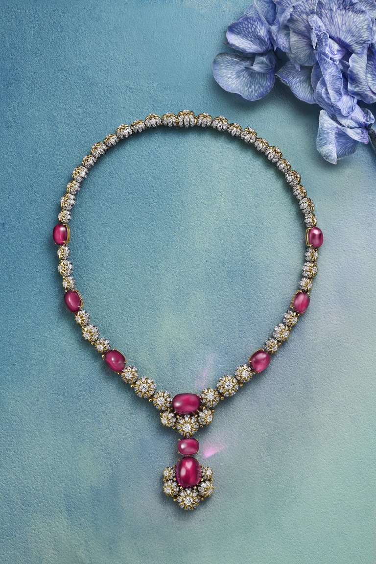 تيفاني آند كو تبهر الأنظار بإصدار بلو بوك الصيفي