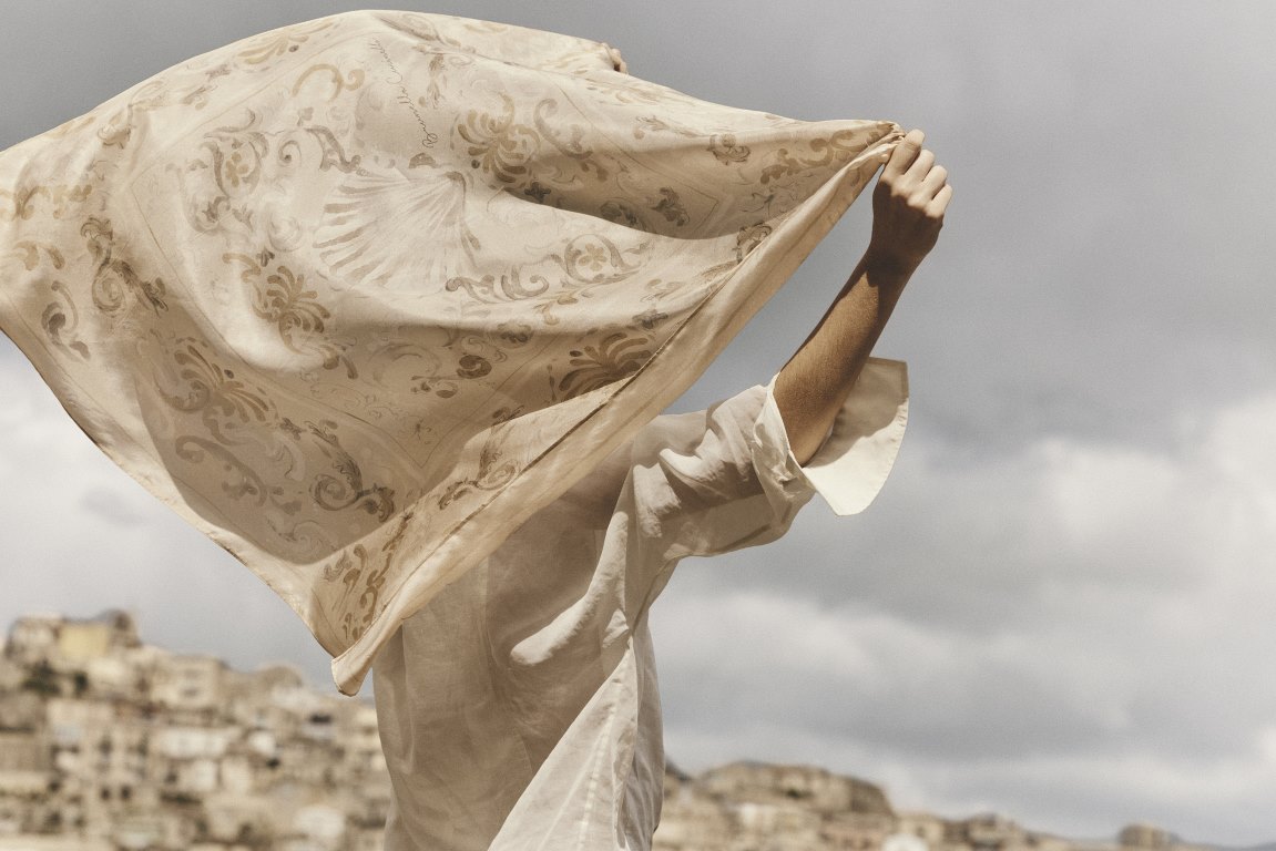 كبسولة "Mediterranea" من برونيلو كوتشينيلي لذروة الصيف