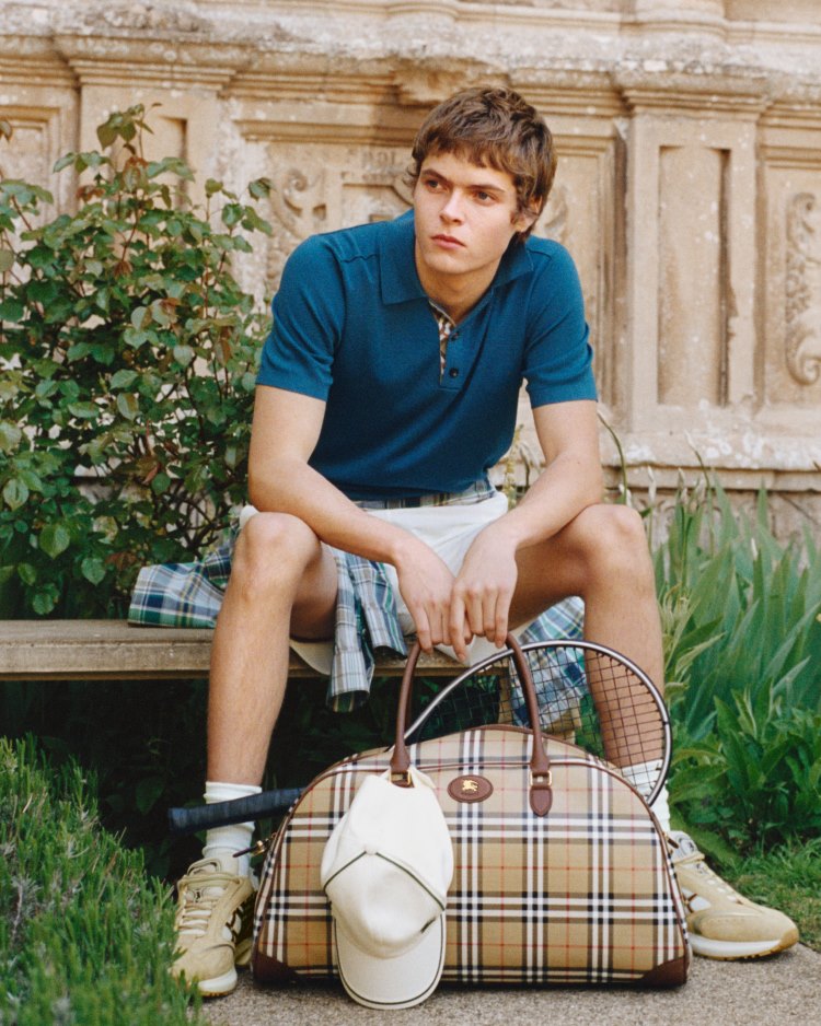 Burberry تجدد إرثها البريطاني في حملة ساحرة بمشاركة موسيس مارتن