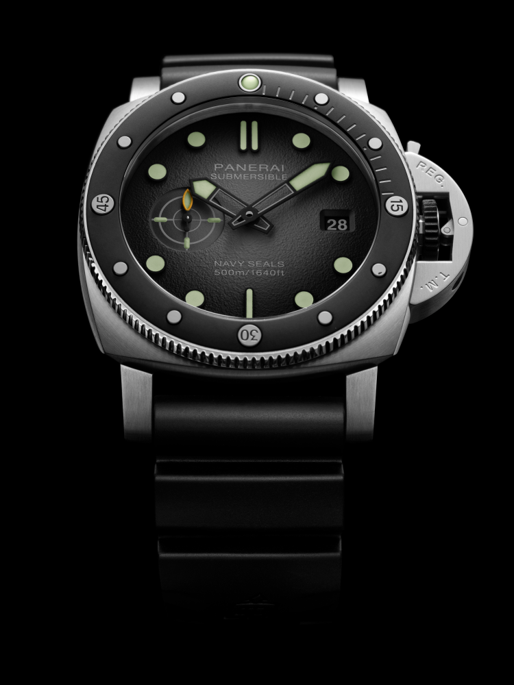 بانيراي تعود للجذور العسكرية وتكشف عن أيقونة الغوص Submersible PAM01756