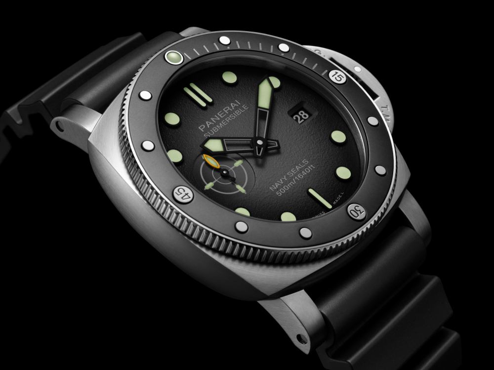 بانيراي تعود للجذور العسكرية وتكشف عن أيقونة الغوص Submersible PAM01756