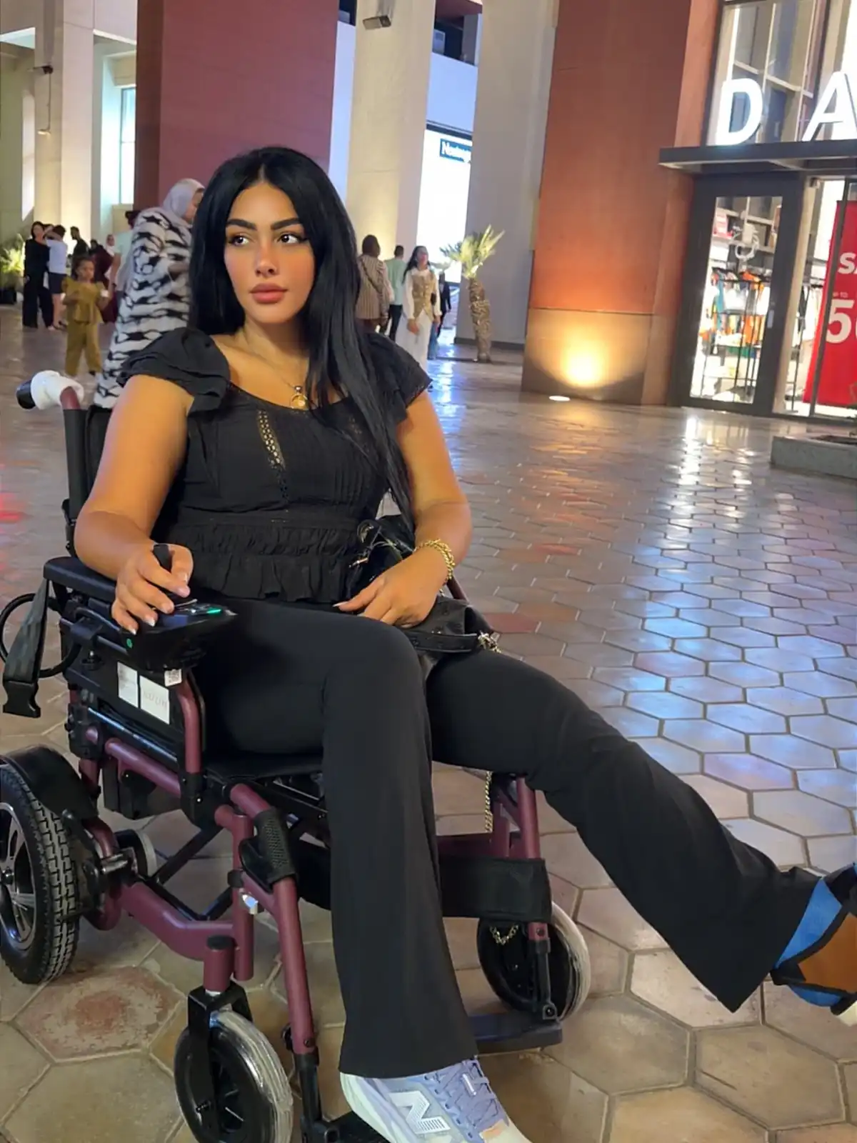 نرمين ماهر تقلق جمهورها بظهورها على كرسي متحرك بعد تعرضها لإصابة