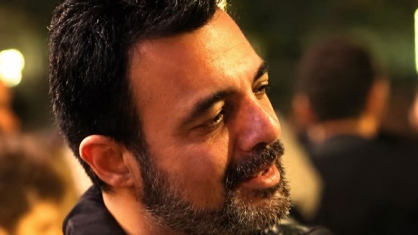 عمرو محمود ياسين يحذر من انتشار فيديوهات الذكاء الاصطناعي ويعلق على رسائل الأندرويد المجد للأندرويد ولا عزاء لعبيد التفاحة
