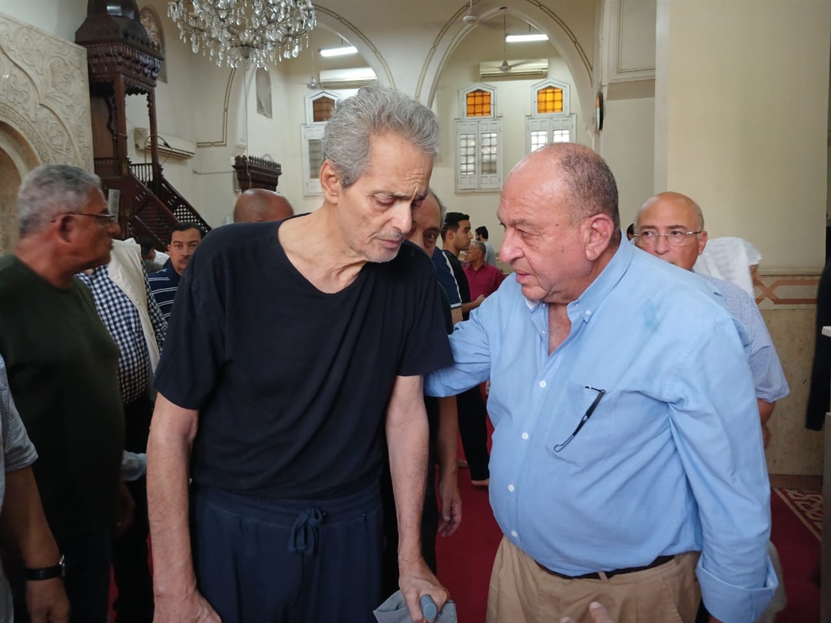 إلهام شاهين ومحمود قابيل يساندنان نجلاء فتحي في وداع ابنتها الوحيدة وسيف أبو النجا أوصت إنها تدفن مع أمي وأختي