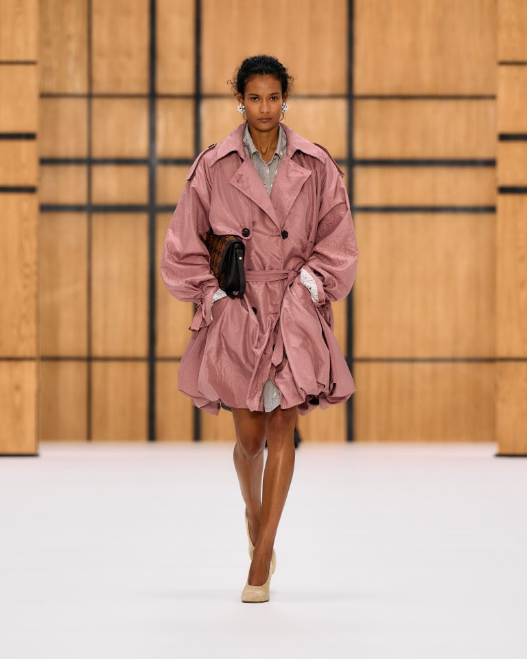 Daniel Lee يقدم رؤية جديدة لدار Burberry في تشكيلة صيف 2027