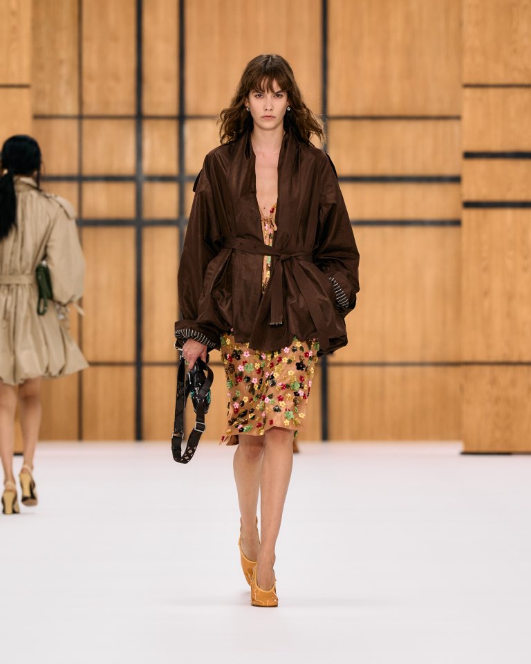 Daniel Lee يقدم رؤية جديدة لدار Burberry في تشكيلة صيف 2027