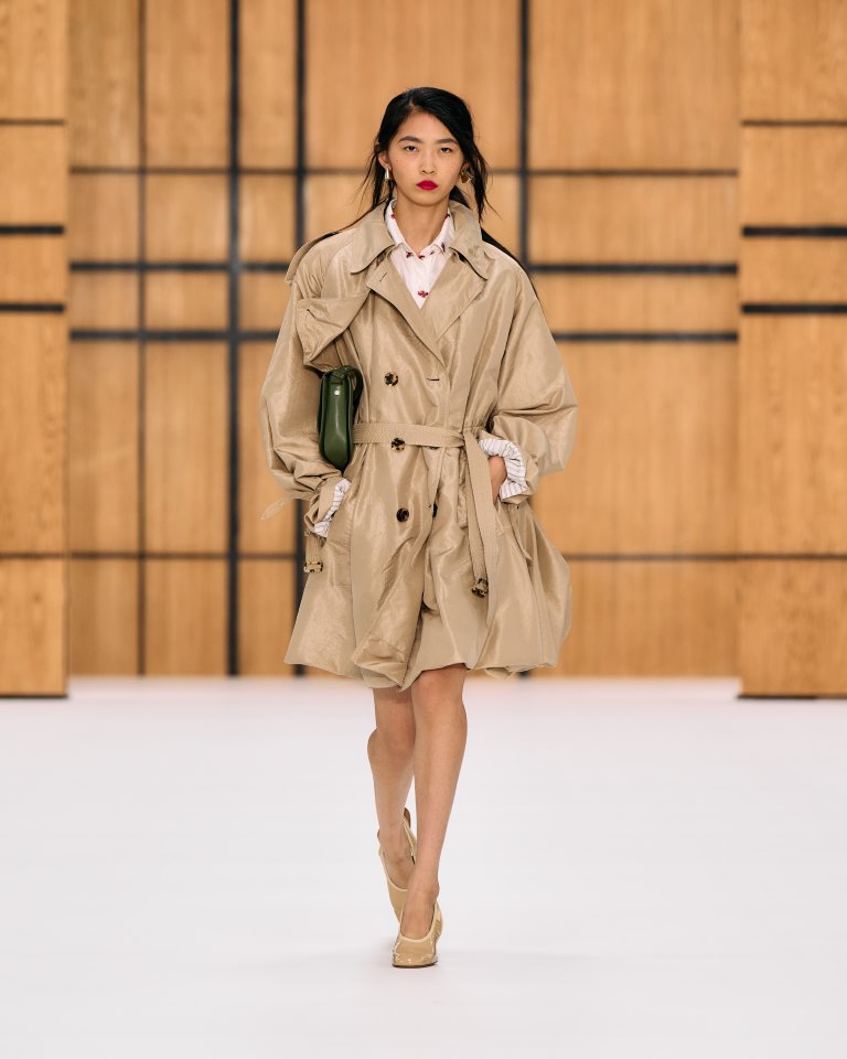 Daniel Lee يقدم رؤية جديدة لدار Burberry في تشكيلة صيف 2027