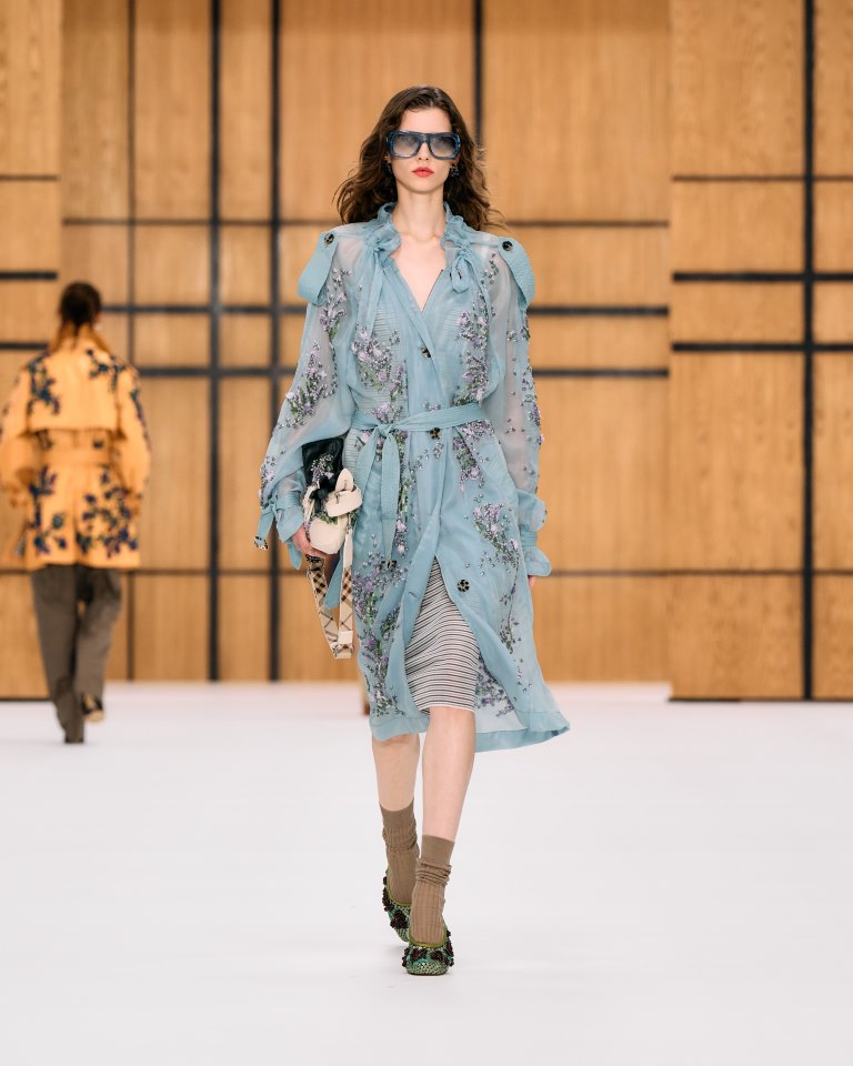 Daniel Lee يقدم رؤية جديدة لدار Burberry في تشكيلة صيف 2027