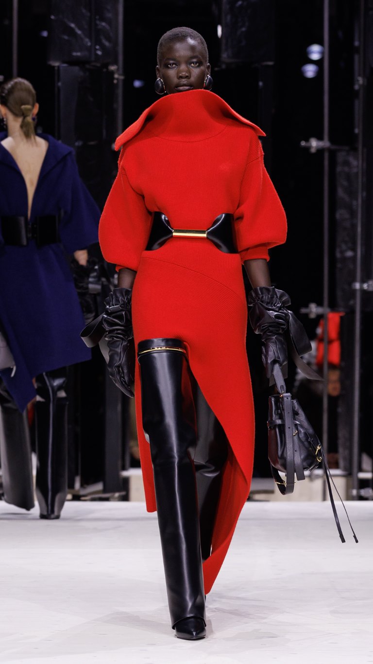SARAH BURTON تعيد تعريف الأناقة مع جزمة THE SHARK PINCH من GIVENCHY