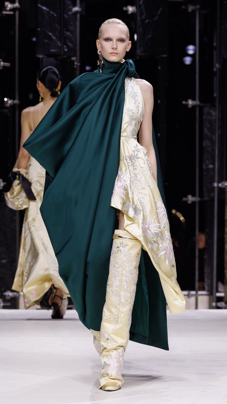 SARAH BURTON تعيد تعريف الأناقة مع جزمة THE SHARK PINCH من GIVENCHY