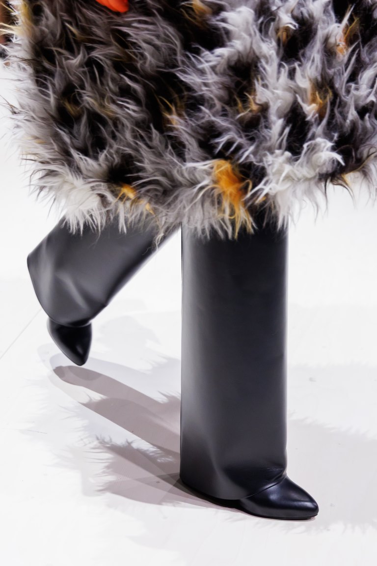 SARAH BURTON تعيد تعريف الأناقة مع جزمة THE SHARK PINCH من GIVENCHY