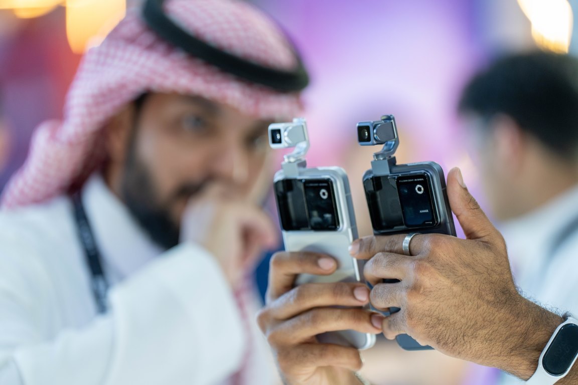 المستقبل بين يديك: HONOR تبهر الجمهور بـ Robot Phone في الرياض