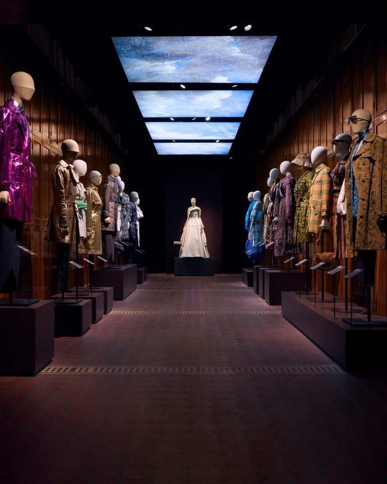 قصة المعطف الأيقوني: معرض مجاني بين Burberry ومتحف V&A يحكي 170 عاماً من الإبداع