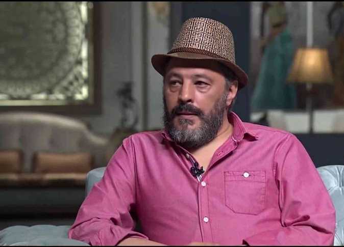 عمرو عبد الجليل يدافع عن حق الفنانين في الحديث عن الدين ويكشف مفاجأة لقاء شقيقه بعد 40 عامًا